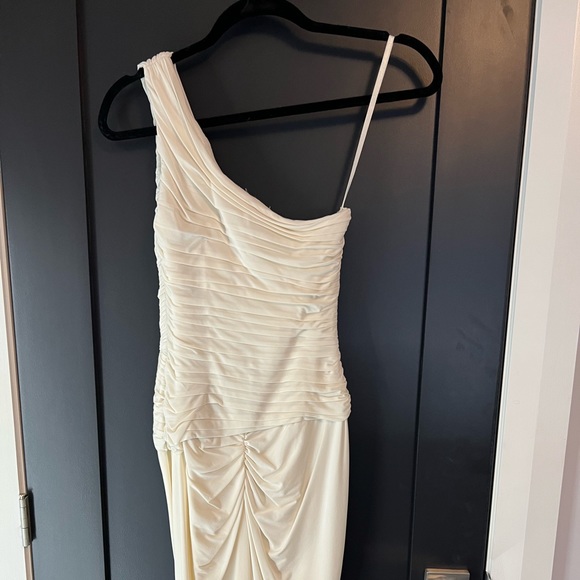 BCBG WHITE ONE SHOULDER DRESS - worn once! PERFECT FOR WEDDING SEASON! - Picture 2 of 6